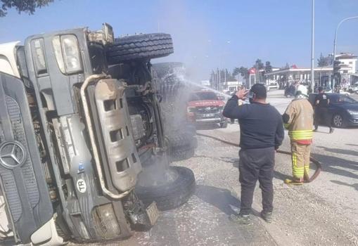 Devrilen kamyonun sürücüsü yaralandı