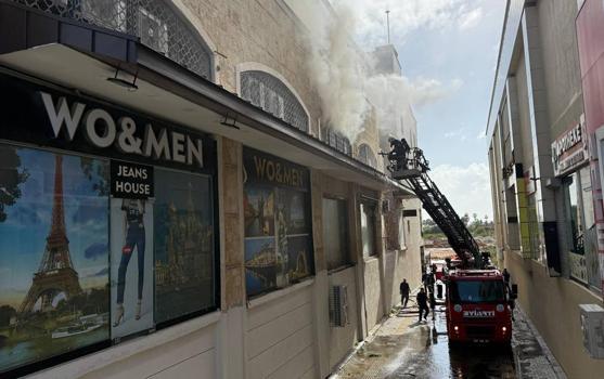 Alışveriş merkezinde çıkan yangın, söndürüldü