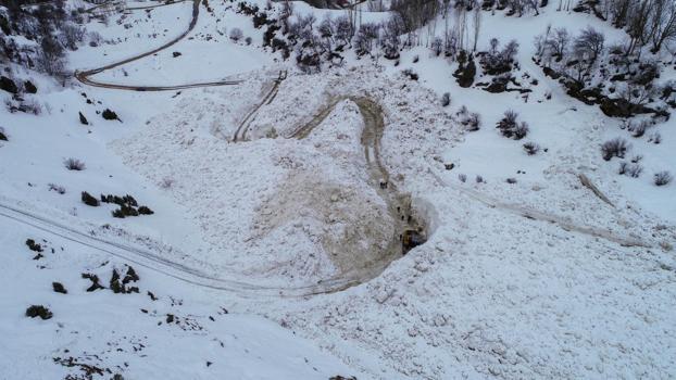 Çatak’ta çığın kapattığı mezra yolu 13 gün sonra açıldı