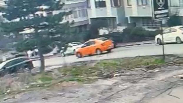Taksinin park halindeki otomobile çarptığı kaza kamerada
