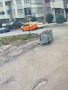 Taksinin park halindeki otomobile çarptığı kaza kamerada