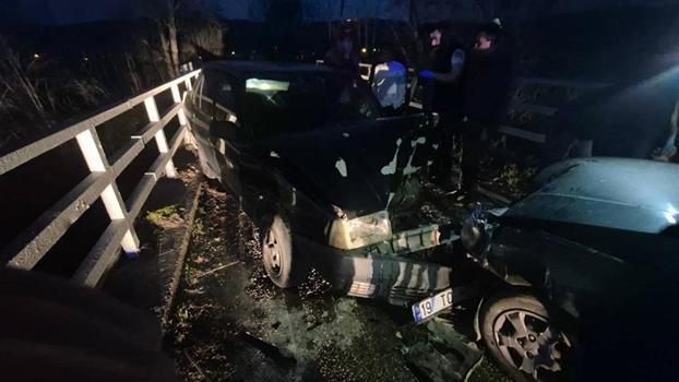 Bursa'da iki otomobil kafa kafaya çarpıştı: 3 yaralı