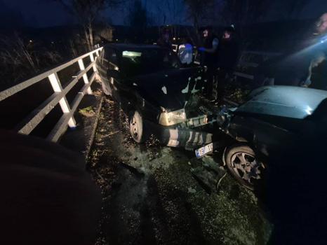 Bursa'da iki otomobil kafa kafaya çarpıştı: 3 yaralı