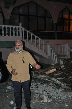 Manisa’da şiddetli rüzgar; minarenin külahı uçtu, 100’den fazla ağaç devrildi