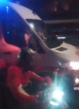 İstanbul - Fırtınada köprüyü geçmeye çalışan motokuryeye ambulans ve metrobüs kalkan oldu