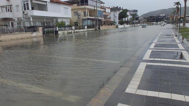 Balıkesir'de lodos; deniz taştı, yollar göle döndü