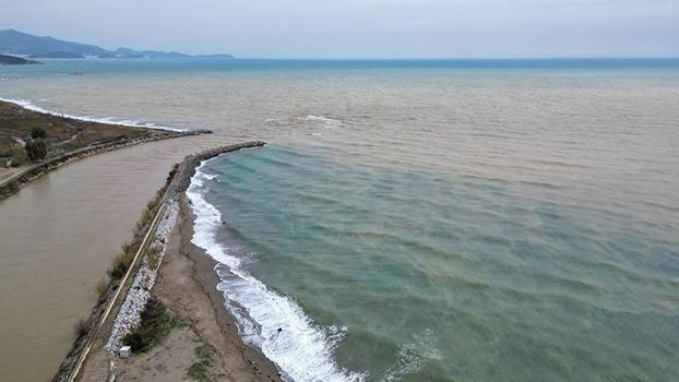 Derelerden akan sel suyu, Akdeniz’i kahverengiye bürüdü