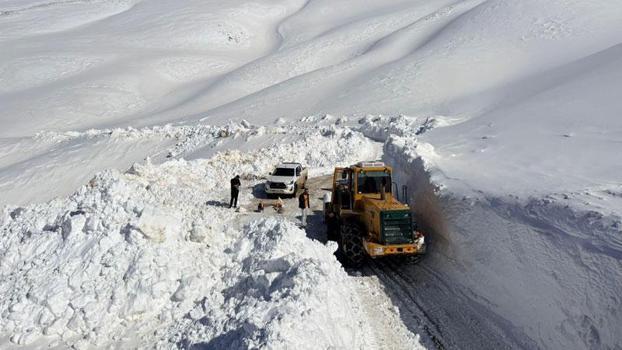 3 bin 300 rakımlı mezra yolunda karla mücadele sürüyor