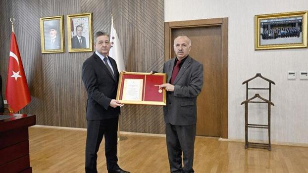 Madalyası depremde kaybolan gaziye yenisi hazırlanıp verildi
