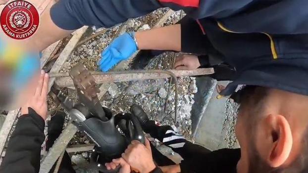 İnşaatın 1’inci katından düşüp başına demir saplanan işçi öldü