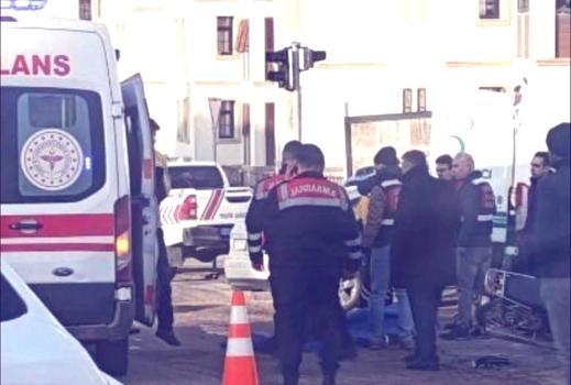 Otomobilin çarptığı motosiklet sürücüsü öldü