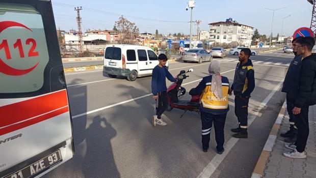 Yolun karşısına geçen yayaya motosiklet çarptı; 2 yaralı