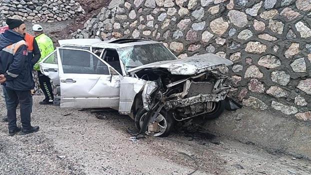 Elazığ’da bariyer ve istinat duvarına çarpan otomobilin sürücüsü öldü
