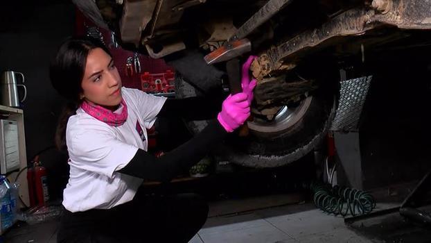 Oto sanayinin 'pembe eldivenli' ustası Amine: Kadınlar korkmasınlar