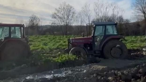 Çamura batan traktörü çıkarmak isteyen çiftçilerin 2 traktörü de çamura saplandı