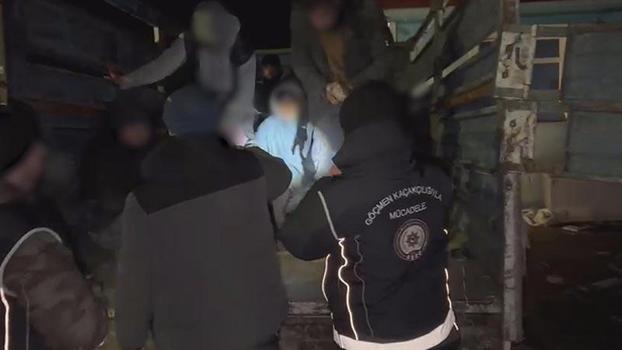 Kamyonetten 19 kaçak göçmen çıktı; 3 gözaltı