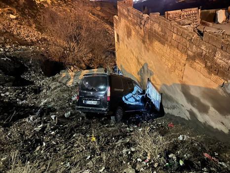 Mardin'de şarampole yuvarlanan hafif ticari araç, evin penceresine çarparak durdu