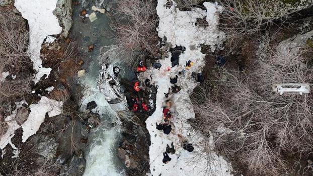 Bitlis'te hafif ticari araç, dereye uçtu: 3 ölü, 5 yaralı