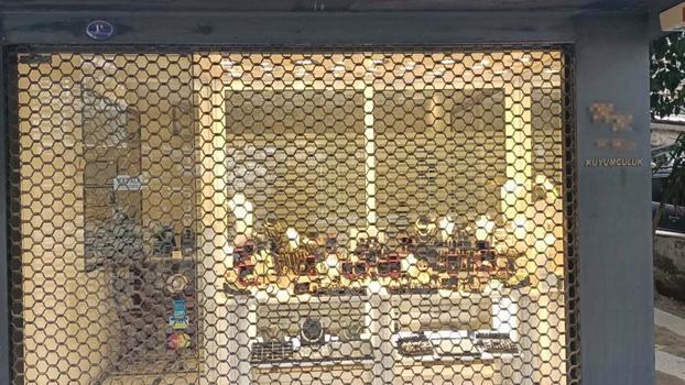 Son anda kapıyı kapatan kuyumcu, soygunu önledi