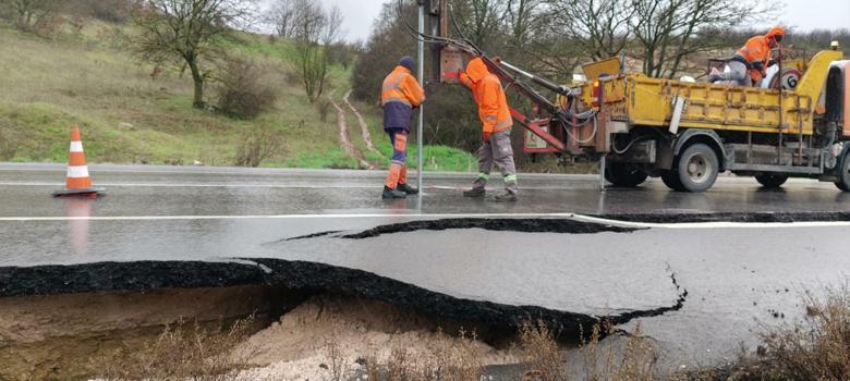 Balıkesir'de asfalt yol, sağanak sonrası çöktü