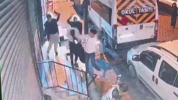 Sultangazi'de apartman önünde bekleyen 2 çocuğa bıçaklı saldırı kamerada