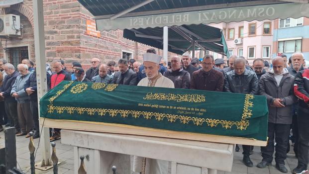 Bursa'da refüje çarpan motosikletin sürücüsü ve eşi öldü (3)