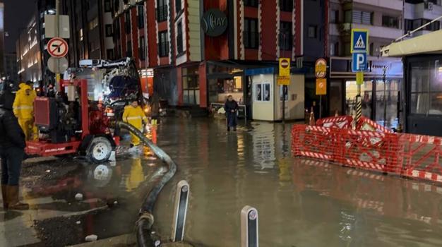 İzmir’de sağanak; cadde ve sokaklar göle döndü, sürücüler zor anlar yaşadı