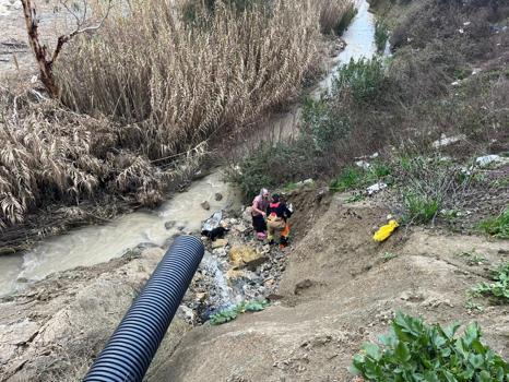 Dere yatağında mahsur kalan kadın, kurtarıldı
