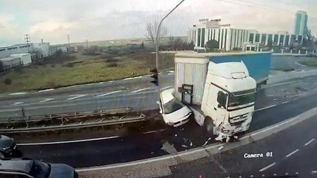 Işık ihlali yapan TIR'ın çarptığı otomobilin sürücüsü yaralandı; kaza kamerada