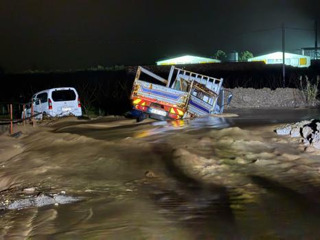 Manisa’da derede mahsur kalan 2 araç kurtarıldı