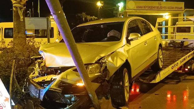 Adana'da otomobil ile minibüs çarpıştı: 3 yaralı