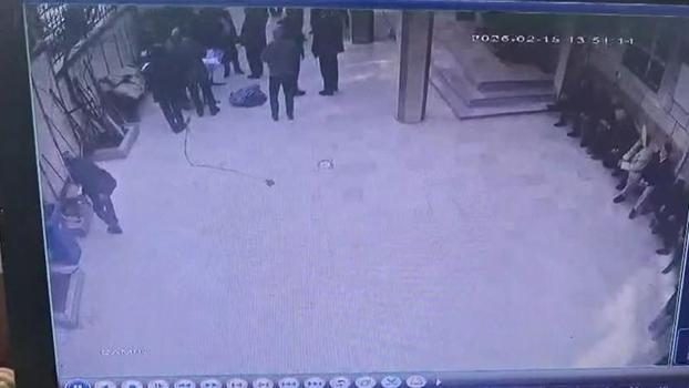 Sultangazi'de cami avlusunda dayısına kaldırım taşıyla saldırdı