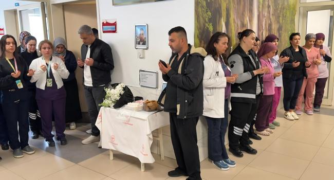 Kalp krizinden ölen sağlık çalışanı için hastanede tören