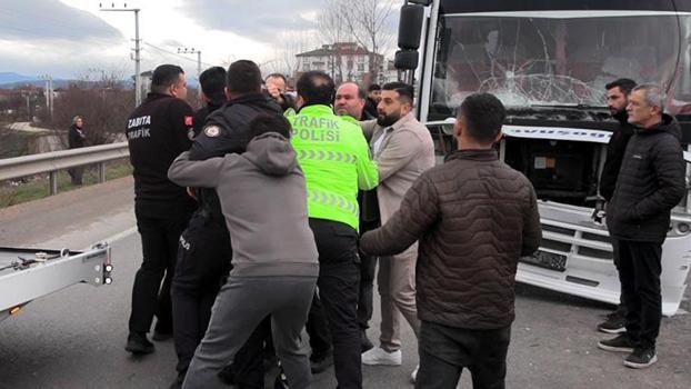 7 kişinin yaralandığı zincirleme kaza sonrası kavga çıktı; 2 gözaltı