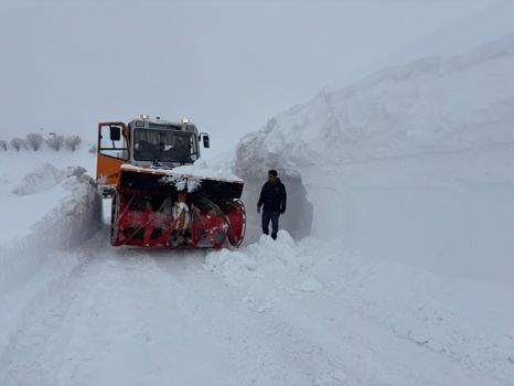 Tunceli’de 3 metreyi aşan karla zorlu mücadele dronla görüntülendi