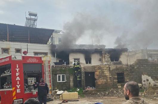 Gaziantep'te 2 katlı ev, çıkan yangında kül oldu