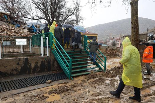 Kayseri'de sel; yolar çöktü, ev ve iş yerlerini su bastı