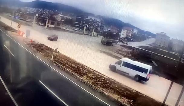 Minibüsün otomobile çarptığı kaza kamerada; 1 yaralı