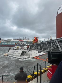 Gemide mahsur kalan 6 personel, sepetli merdivenle kurtarıldı