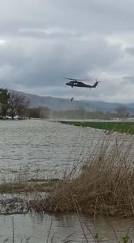 Büyük Menderes Nehri taştı; mahsur kalan çiftlik sahibi, jandarma helikopteri ile kurtarıldı