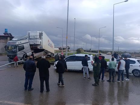 Refüje çıkan TIR'ın şoförü yaralandı