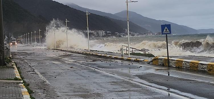 Yalova'da fırtına; deniz taştı, balıkçı barınakları zarar gördü