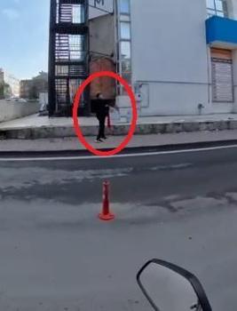 Yerdeki bayrağı koşarak aldı; o anlar kamerada