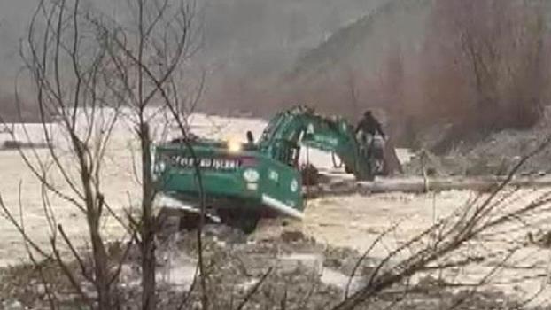 Kahramanmaraş’ta dere taştı, mahsur kalan vatandaş iş makinesiyle kurtarıldı