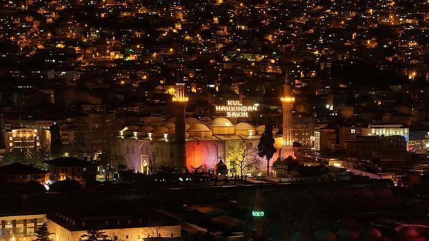 Tarihi Ulu Cami'nin 'Kul hakkından sakın' yazılı mahyası yakıldı