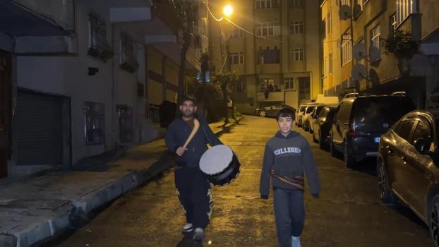 İstanbul - İstanbul'da ramazan davulcuları ilk sahurla birlikte göreve başladı