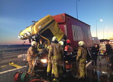 İstanbul - Kuzey Marmara Otoyolu'nda kamyon TIR'a çarptı; sıkışan şoför için kurtarma çalışması -1