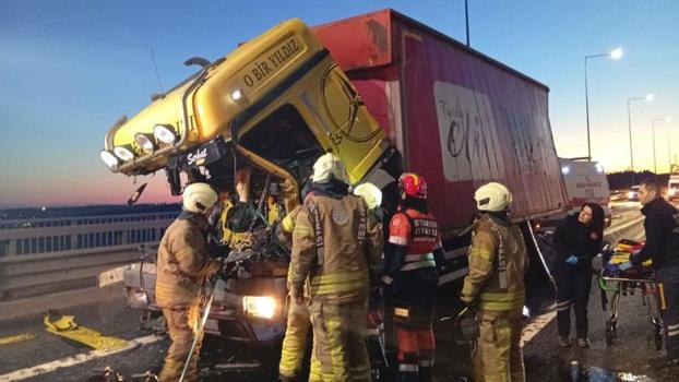 Kuzey Marmara Otoyolu'nda kamyon TIR'a çarptı; sıkışan şoför için kurtarma çalışması