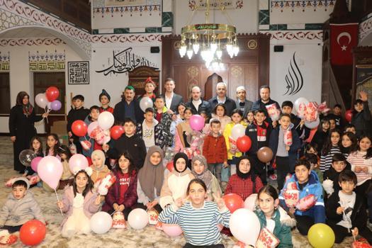 Teravih namazına gelen çocuklara pamuk şekeri ve balon sürprizi