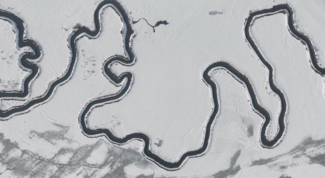 Beyaz örtüyle kaplanan Menderesler, dronla görüntülendi